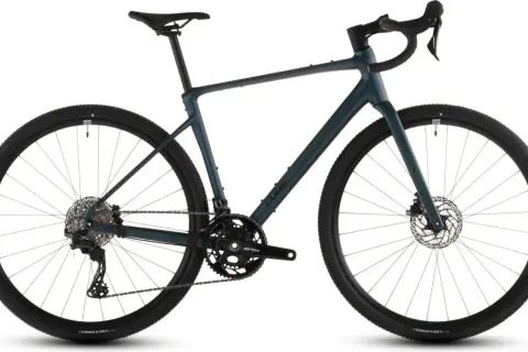 Grijze Cube Nuroad Race gravelbike, klaar voor een avontuurlijke rit. Deze fiets is perfect voor een cube nuroad race review.