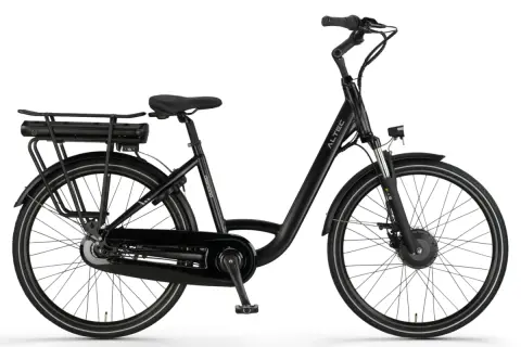 Zwarte e-bike met een e bike voorwielmotor, bagagedrager en accu.