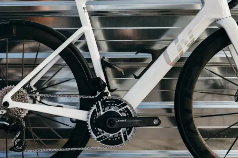 Witte racefiets heren met zwarte velgen en een SRAM RED aandrijving. Klaar voor elke rit.