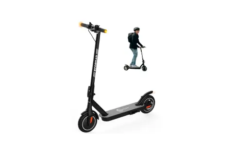 Zwarte bsp e volt urban ec10 step met verlichting. Een jongen rijdt op een identieke step op de achtergrond.
