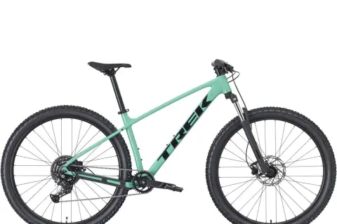 Mintgroene Trek crosshybride fiets met zwarte banden en velgen, klaar voor avontuur.