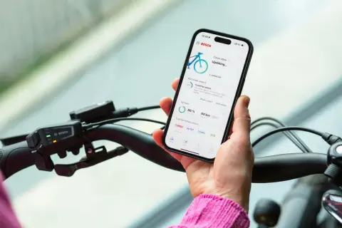 Telefoon toont status van e-bike accu opladen en software update. De Bosch eBike accu is 86% geladen.