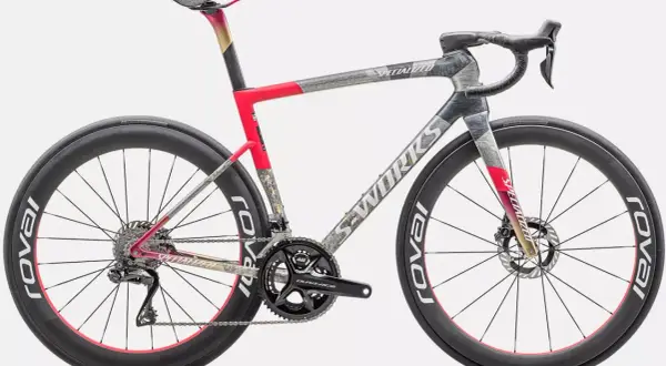Racefiets met uniek patroon, een mix van grijs, rood en goud. Een fiets die je een andere kleur kunt geven met deze opvallende design.