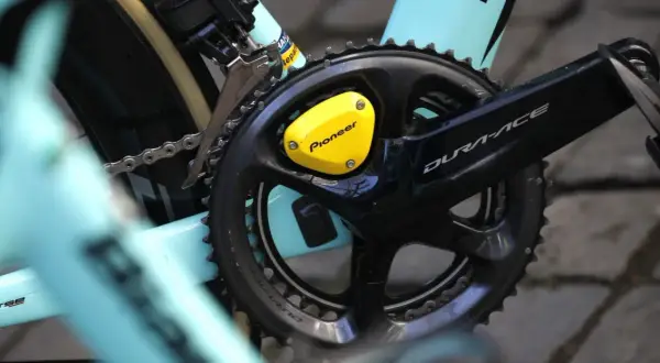 Fiets met Shimano Dura-Ace crankstel en gele Pioneer vermogensmeter. Controleer op de shimano terugroepactie.