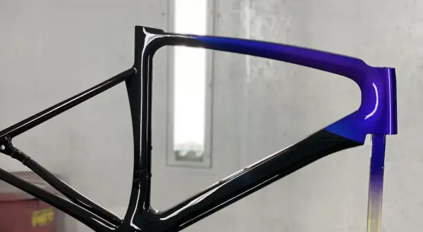 Fietsframe met glanzende zwarte en paarse gradiënt lak. Klaar voor het fiets verven project.