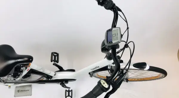 Witte Gazelle e-bike met een Bosch Intuvia display. Helaas is het display gestolen, wat de fiets onbruikbaar maakt.