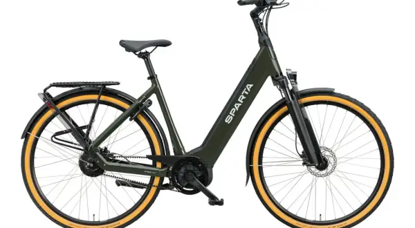 Groene Sparta Ion e-Speed e-bike met gele banden en bagagedrager. Klaar voor snelle, comfortabele ritten.