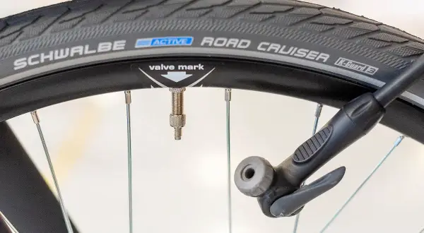 Fietspomp bevestigd aan ventiel voor meer druk voorwielen. Schwalbe Road Cruiser band.