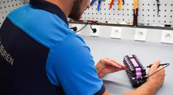 Monteur test batterijpakket voor elektrische fiets, mogelijk na problemen met een Sparta.