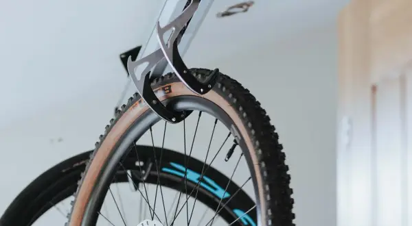 Een mtb ophangen muur is slim gedaan met deze houder. De banden van de mountainbike hangen netjes aan de muur.