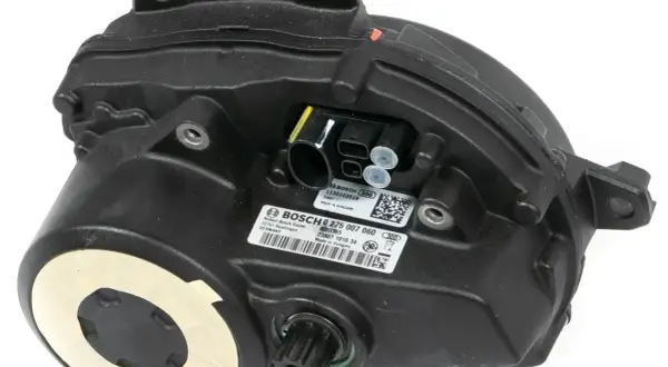 Zwarte Bosch Performance Line 65nm motor voor e-bikes, met label en aansluitingen.
