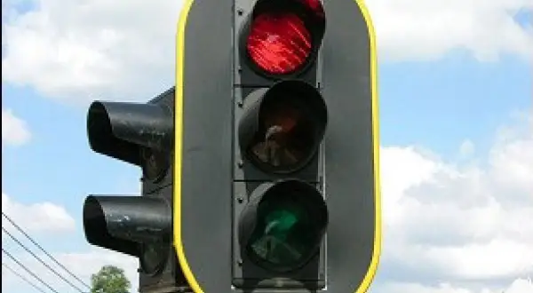 Verkeerslicht met rood licht aan, een waarschuwing voor een mogelijke boete rood licht.