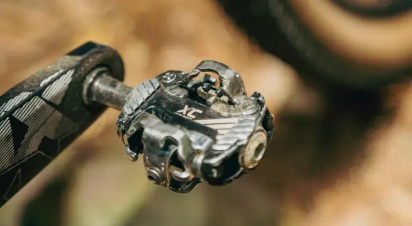 Close-up van mountainbike klikpedalen, klaar voor een cross country rit.