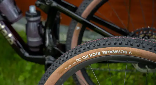 De Schwalbe Rocket Ron banden, met hun bruine zijkanten, vormen de beste mtb banden combinatie voor snelheid en grip op de trails.