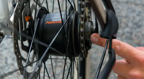 Vinger raakt de ketting aan bij de Shimano Nexus 5 naaf, mogelijk om shimano nexus 5 problemen te verhelpen.