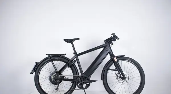 Zwarte speed pedelec met een krachtige motor en accu, ideaal voor snelle woon-werkverkeer.