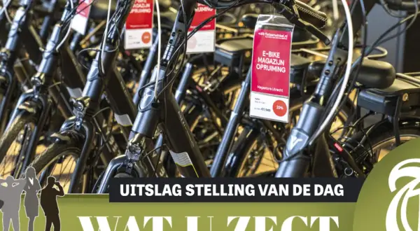 Rijen elektrische fietsen in de uitverkoop. De vraag "hoe oud moet je zijn voor een elektrische fiets" wordt hier niet beantwoord, maar de fietsen zijn wel aantrekkelijk geprijsd.