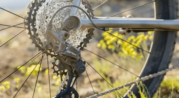 Close-up van een fiets derailleur, met de ketting en tandwielen. De derailleur afstellen is cruciaal voor soepel schakelen.