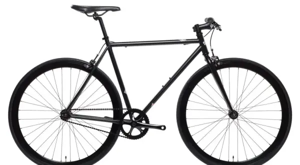 Een zwarte fixie fiets, minimalistisch en stijlvol. Dit type fiets, een fixie, heeft een vaste versnelling.