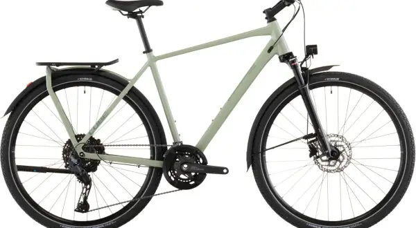 Lichtgroene Cube Kathmandu fiets, framemaat 54, met bagagedrager, spatborden en Schwalbe Marathon Mondial banden. Klaar voor avontuur!