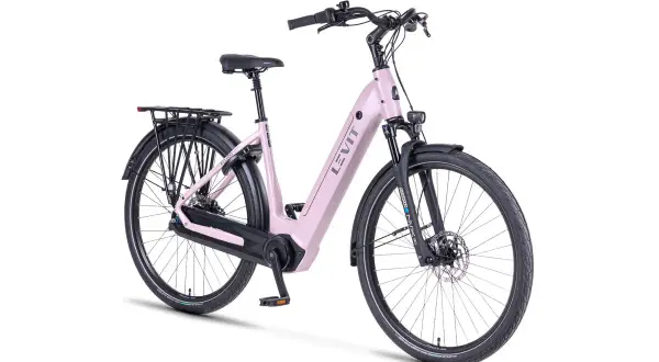 Een stijlvolle roze damesfiets met een bagagedrager en vering, klaar voor elke rit.