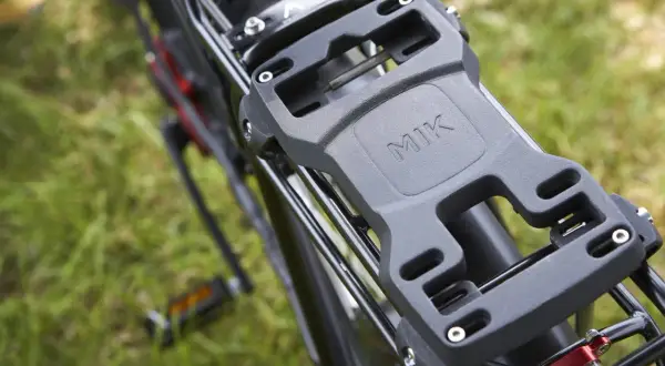 Zwarte MIK-systeem fietsdrager, klaar voor gebruik. Voorkom diefstal door je fiets goed te beveiligen.