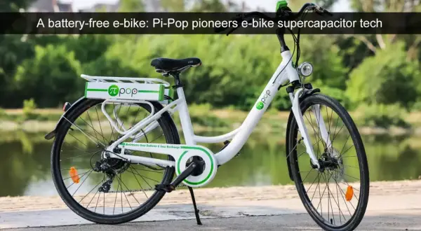 Witte elektrische fiets zonder accu, met Pi-Pop logo. Deze fiets gebruikt supercondensator technologie voor ondersteuning.