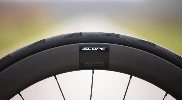 Zwarte velghoogte racefiets van Scope, met SS-logo.