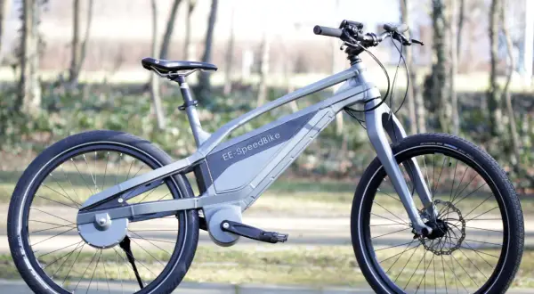 Moderne grijze elektrische fiets zonder ketting, met een strak design en een geïntegreerde accu.