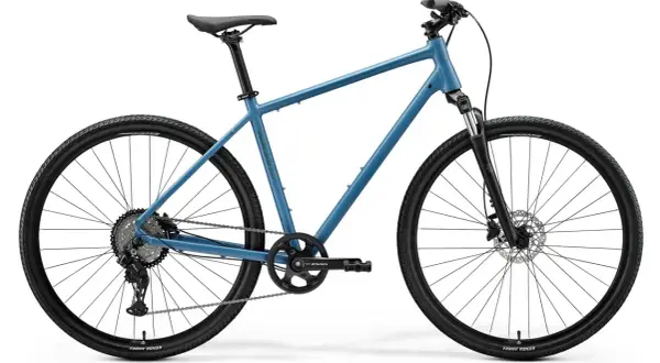 Blauwe stadsfiets met verende voorvork en schijfremmen. Ideaal om een stadsfiets te kopen voor dagelijks gebruik.