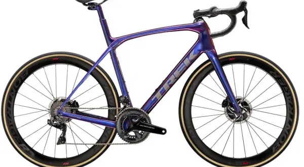 Glimmende paarse racefiets dames met aerodynamisch frame en Bontrager wielen. Klaar voor elke rit!
