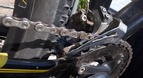 De ketting loopt van voorblad af, de derailleur is zichtbaar.