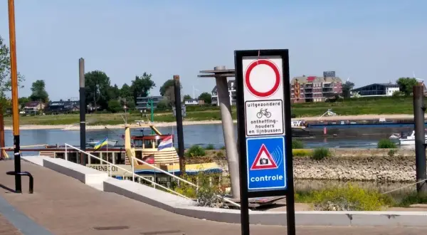 Verkeersbord: verboden voor fietsers, tenzij ontheffing. Daaronder een bord met camera-icoon en 'controle'.