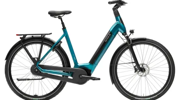 Een turquoise snelle stadsfiets met een geïntegreerde accu en bagagedrager, klaar voor elke rit.