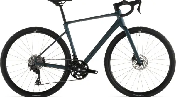 Grijze Cube Nuroad Race gravelbike, klaar voor een avontuurlijke rit. Deze fiets is perfect voor een cube nuroad race review.