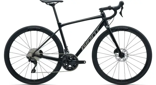 Zwarte Giant endurance racefiets met schijfremmen en brede banden, ideaal voor lange, comfortabele ritten.