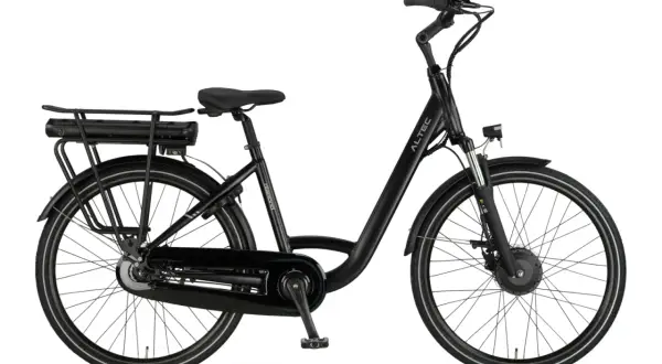 Zwarte e-bike met een e bike voorwielmotor, bagagedrager en accu.