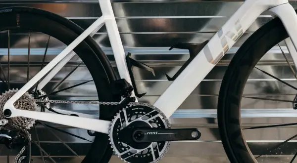 Witte racefiets heren met zwarte velgen en een SRAM RED aandrijving. Klaar voor elke rit.