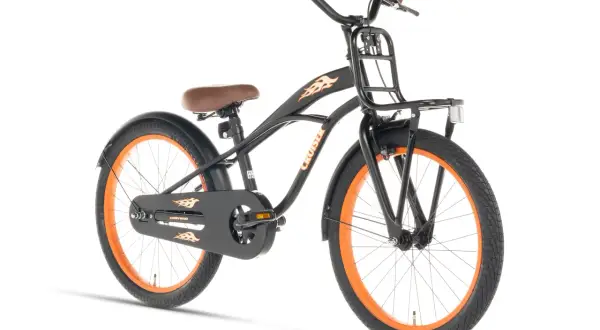 Zwarte beach cruiser met oranje velgen en vlammenprint. Ideaal voor een relaxte rit langs de kust.