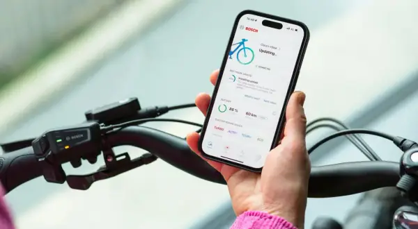Telefoon toont status van e-bike accu opladen en software update. De Bosch eBike accu is 86% geladen.