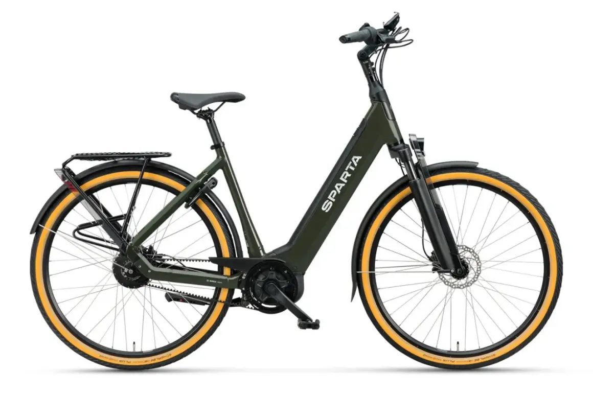 Groene Sparta Ion e-Speed e-bike met gele banden en bagagedrager. Klaar voor snelle, comfortabele ritten.
