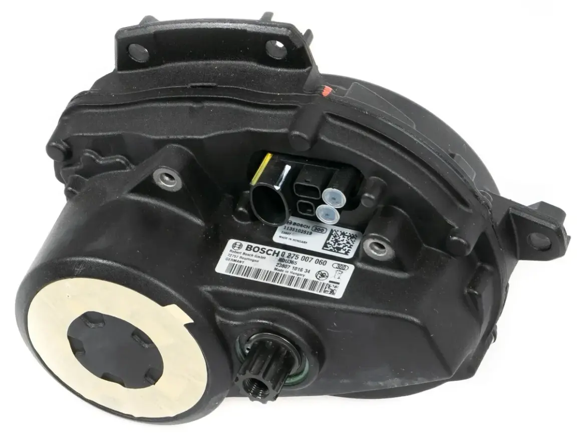 Zwarte Bosch Performance Line 65nm motor voor e-bikes, met label en aansluitingen.