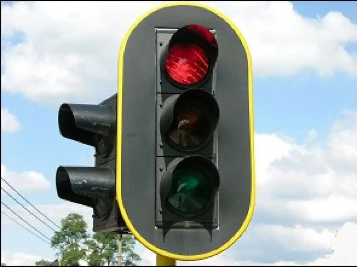 Verkeerslicht met rood licht aan, een waarschuwing voor een mogelijke boete rood licht.