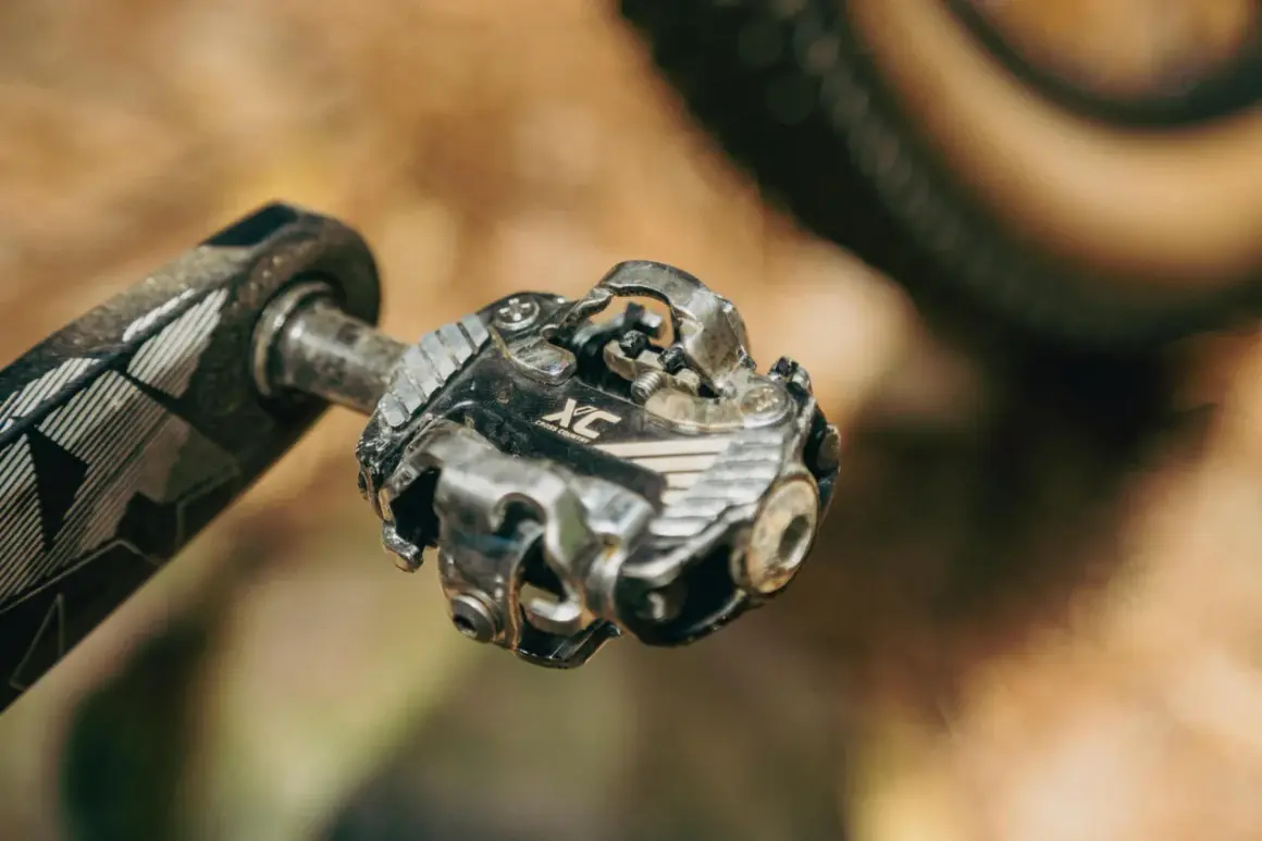 Close-up van mountainbike klikpedalen, klaar voor een cross country rit.