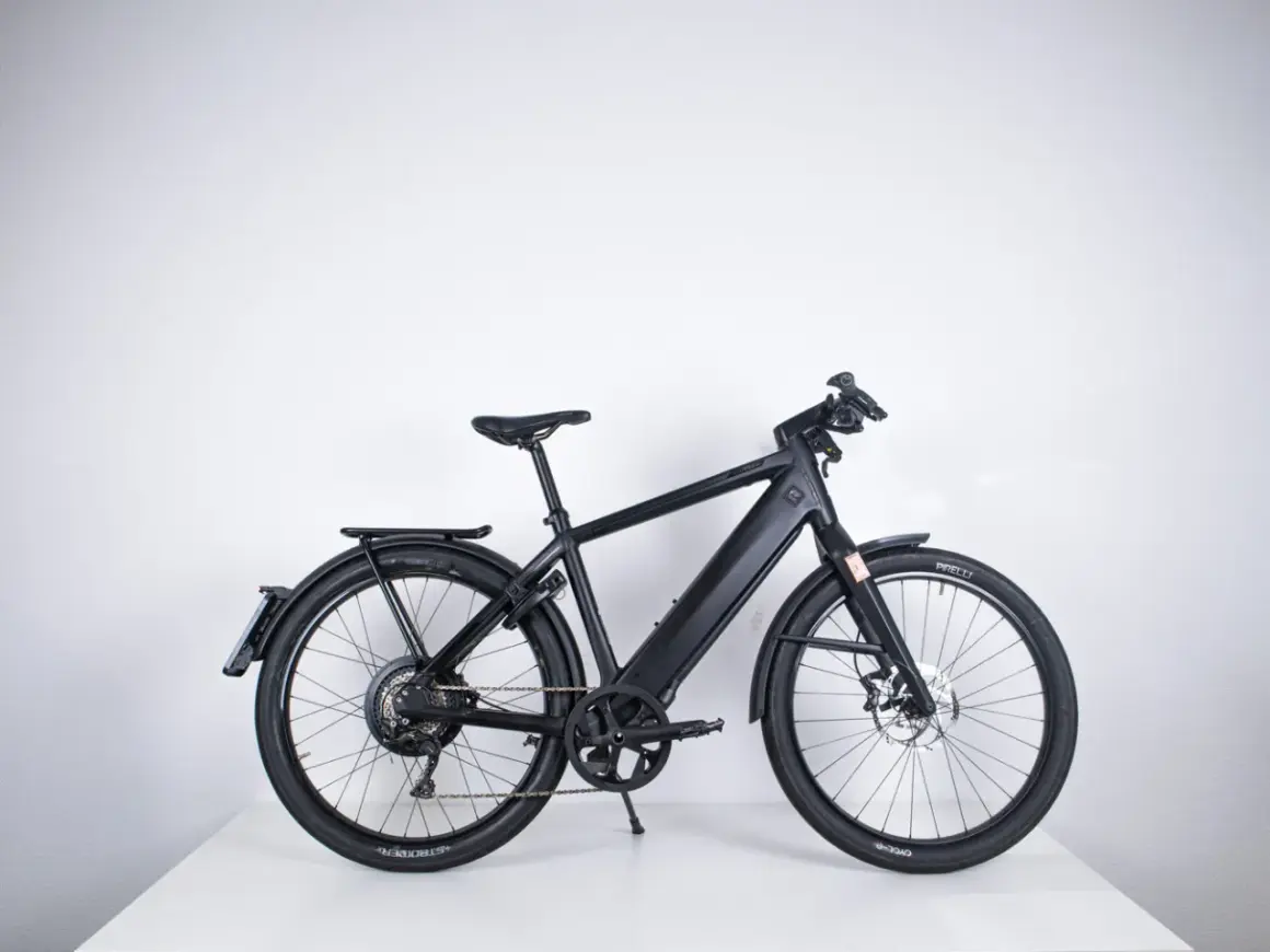 Zwarte speed pedelec met een krachtige motor en accu, ideaal voor snelle woon-werkverkeer.