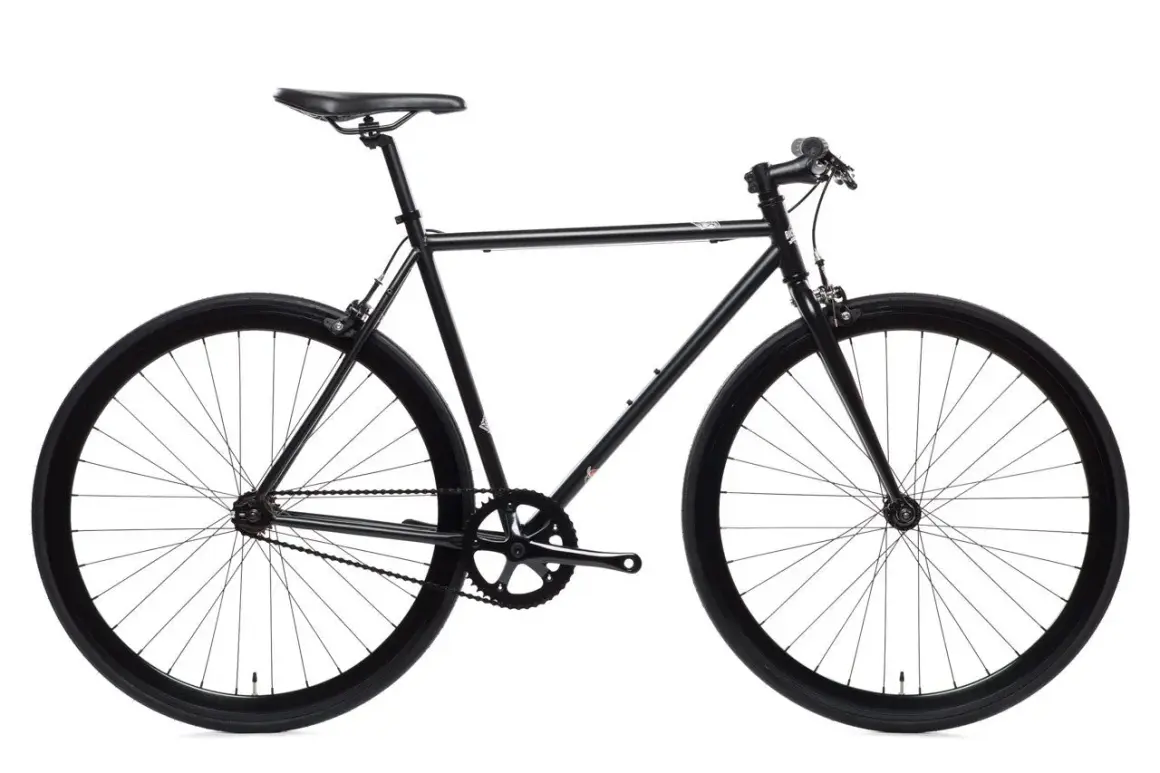 Een zwarte fixie fiets, minimalistisch en stijlvol. Dit type fiets, een fixie, heeft een vaste versnelling.