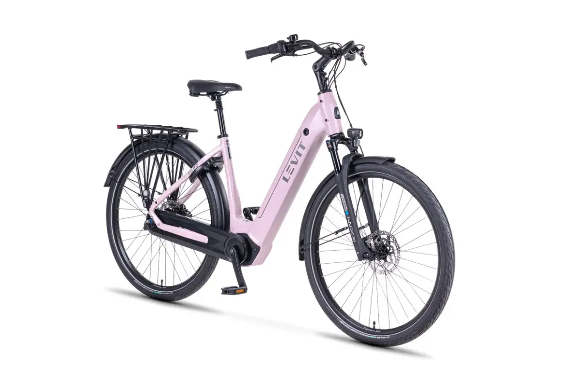 Een stijlvolle roze damesfiets met een bagagedrager en vering, klaar voor elke rit.