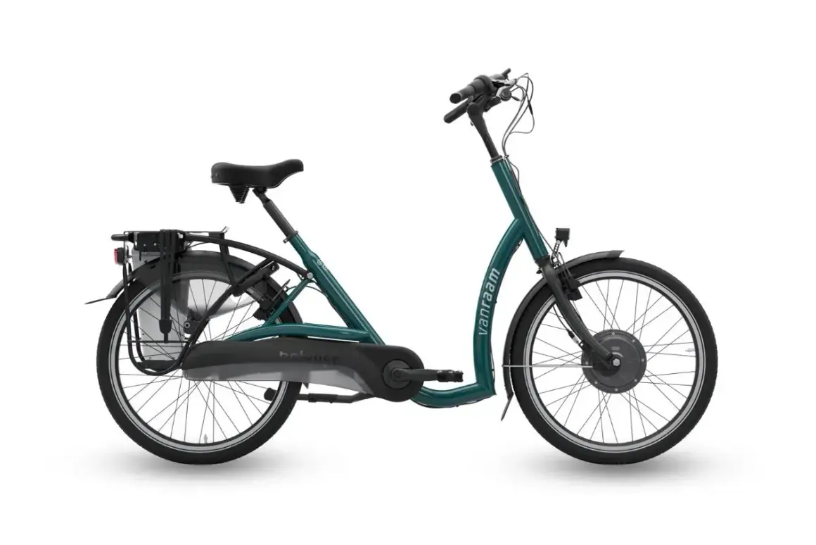 Groene Van Raam Balance bejaarden fiets met lage instap, bagagedrager en elektrische ondersteuning.
