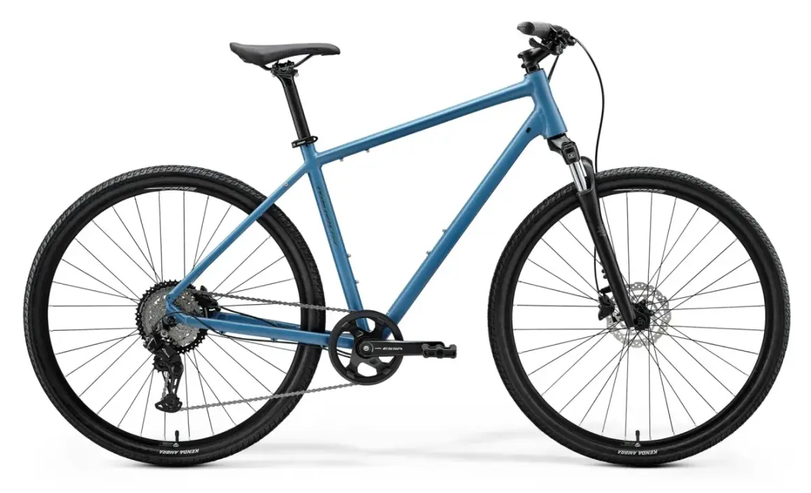 Blauwe stadsfiets met verende voorvork en schijfremmen. Ideaal om een stadsfiets te kopen voor dagelijks gebruik.