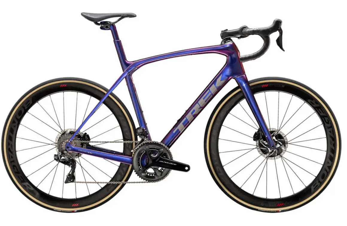 Glimmende paarse racefiets dames met aerodynamisch frame en Bontrager wielen. Klaar voor elke rit!